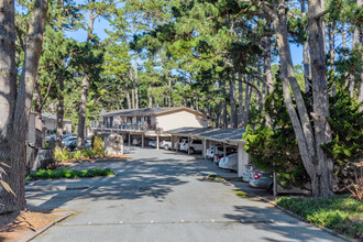 Tanglewood Place in Monterey, CA - Foto de edificio - Building Photo