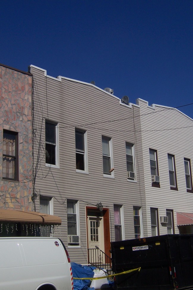18-79 Stanhope St in Flushing, NY - Foto de edificio - Building Photo