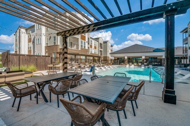 2201 Creekview Dr. in Waco, TX - Foto de edificio - Building Photo