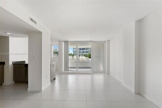 910 West Ave, Unit 230 in Miami Beach, FL - Building Photo - Building Photo