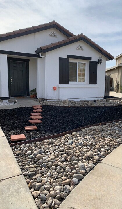 1382 Riverside Ct in Merced, CA - Building Photo