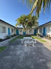 2499 SW 27th St in Miami, FL - Building Photo - Building Photo