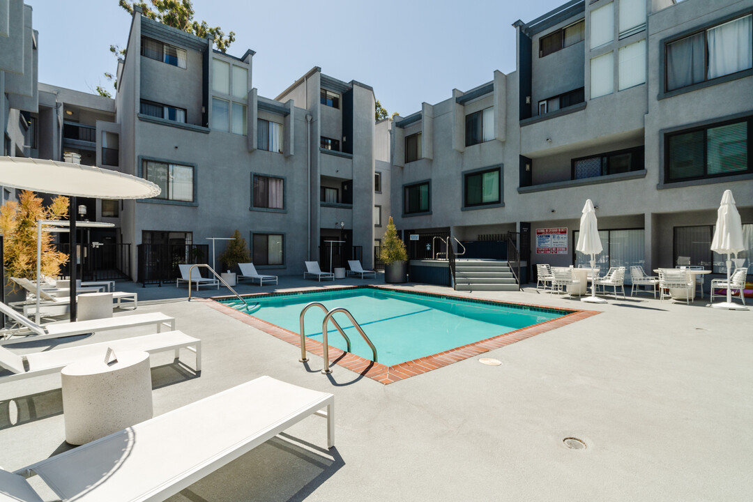 1940 N Highland Ave, Unit 34 in Los Angeles, CA - Building Photo