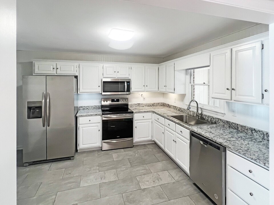 166 V F W Dr in Watkinsville, GA - Building Photo