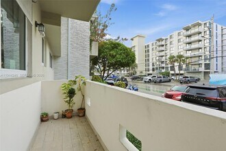 9881 W Bay Harbor Dr in Bay Harbor Islands, FL - Building Photo - Building Photo