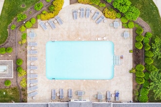 Axis at Lakeshore in Bridgewater, MA - Foto de edificio - Building Photo