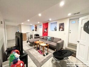 21 Iroquois St, Unit 1 in Boston, MA - Foto de edificio - Building Photo