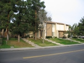 South Real Gardens Apartments in Bakersfield, CA - Building Photo - Building Photo