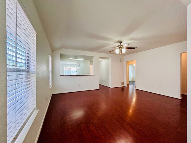 4905 Irvine Ln in Del Valle, TX - Foto de edificio - Building Photo