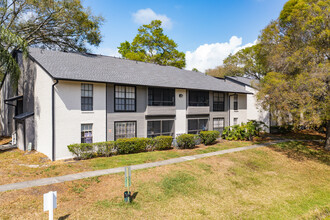 Carrollwood Station in Tampa, FL - Foto de edificio - Building Photo