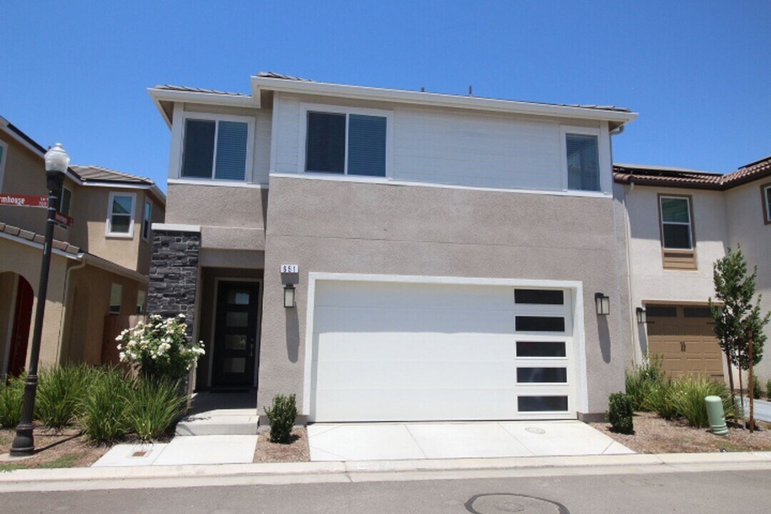 651 Farmhouse Ave in Clovis, CA - Building Photo