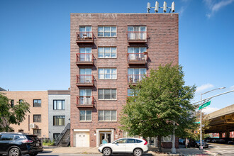 62 Clermont Ave in Brooklyn, NY - Foto de edificio - Building Photo