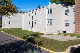 Westwood Court Apartments in Woodbury, NJ - Foto de edificio - Building Photo