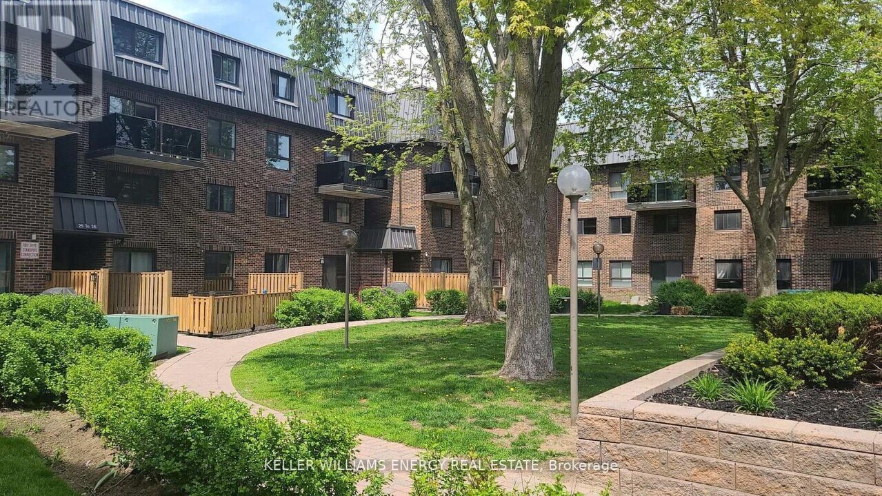 43 Taunton Rd E in Oshawa, ON - Building Photo