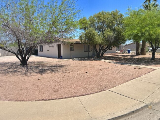 property at 1906 E Palmcroft