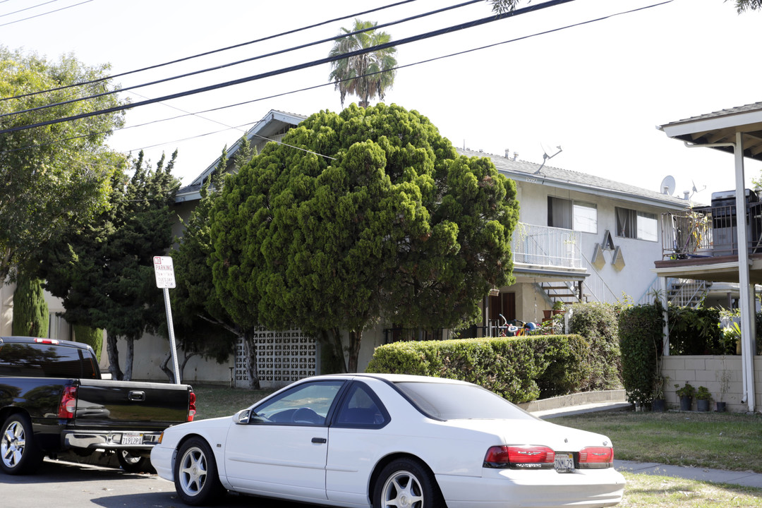 15592 Pasadena Ave in Tustin, CA - Foto de edificio