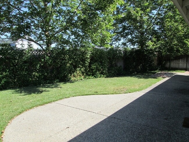 240 Windrose Ct in Chico, CA - Building Photo - Building Photo