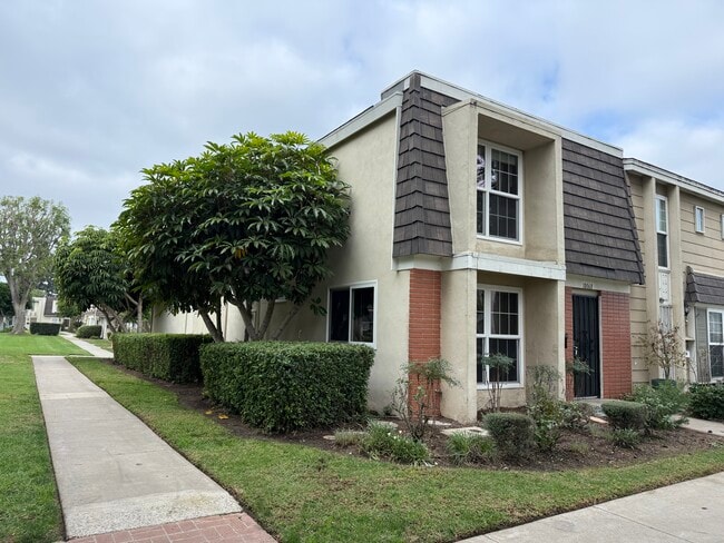 10068 San Miguel Ct in Fountain Valley, CA - Foto de edificio - Building Photo