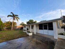 820 Pineland Ave in Venice, FL - Building Photo