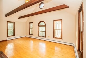13 Hartford Ave E in Mendon, MA - Building Photo - Building Photo