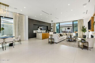 829 Flower Ave in Los Angeles, CA - Building Photo - Building Photo
