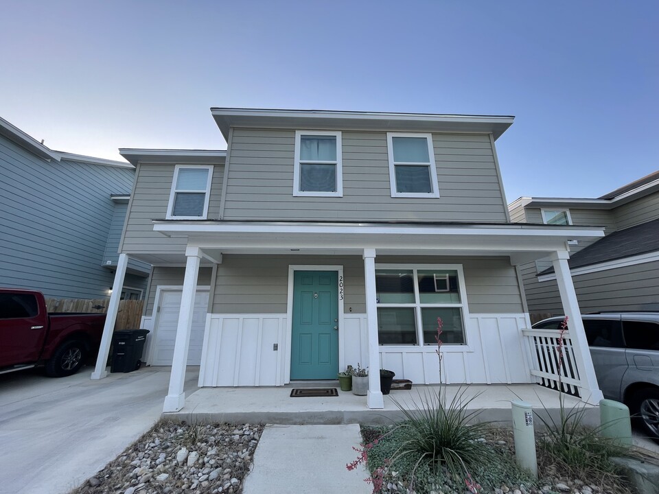 2023 Silver Oaks in San Antonio, TX - Building Photo