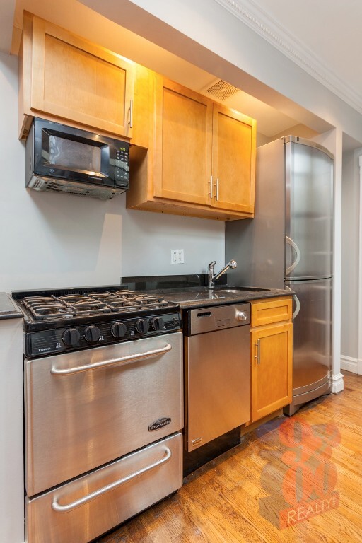 410 E 13th St in New York, NY - Building Photo - Building Photo