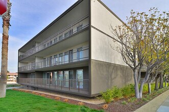 Dolores Lia Apartments in Millbrae, CA - Foto de edificio - Building Photo