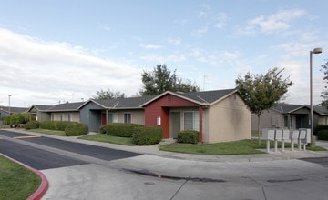 Casa De La Vina Apartments in Madera, CA - Building Photo - Building Photo