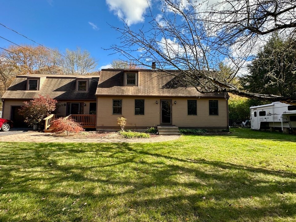 469 Barbers Pond Rd in South Kingstown, RI - Building Photo