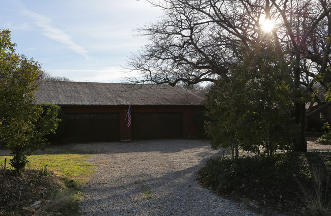 401 S Shady Shores Rd in Denton, TX - Building Photo - Building Photo