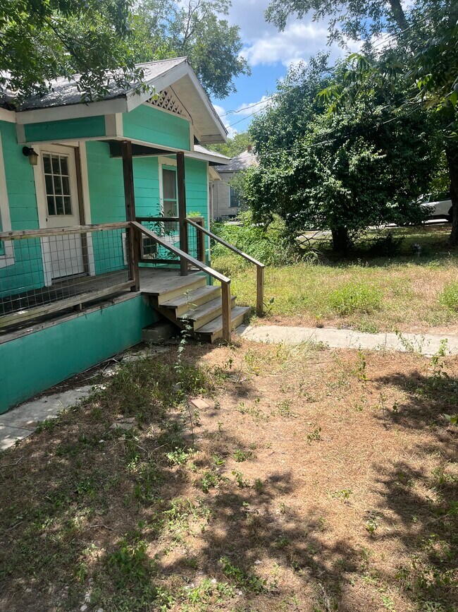 1019 Martin Luther King Dr in San Marcos, TX - Building Photo - Building Photo
