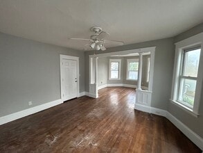 21 Henchman St, Unit 3 in Worcester, MA - Foto de edificio - Building Photo