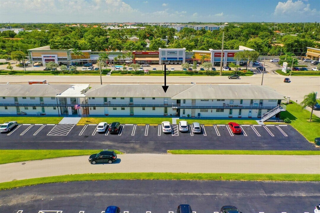 1113 Lake Ter, Unit 102 in Boynton Beach, FL - Building Photo