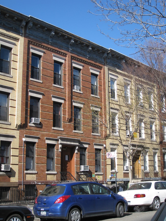 1717 Madison St in Flushing, NY - Foto de edificio - Building Photo