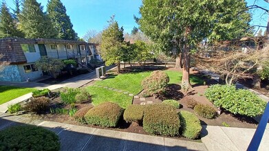 Jade West Apartments in Eugene, OR - Building Photo - Building Photo