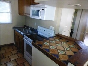 643 Wisteria Ct-Unit -#D in Dunedin, FL - Building Photo - Building Photo