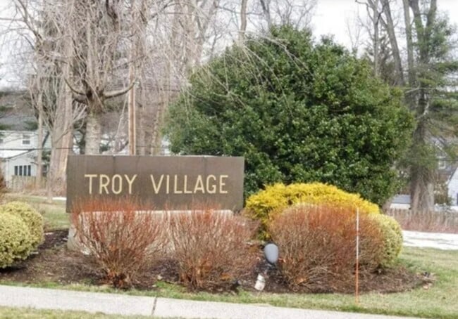 21 Troy Dr, Unit 21 A in Springfield, NJ - Foto de edificio - Building Photo