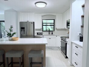 1088 Raintree Dr in Palm Beach Gardens, FL - Building Photo - Building Photo