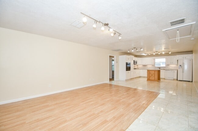 4113 Edison St in Houston, TX - Building Photo - Building Photo