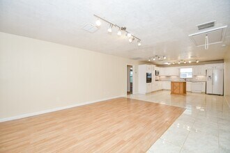 4113 Edison St in Houston, TX - Building Photo - Building Photo