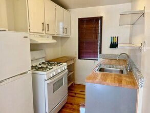 952 1/2 Hyperion Ave, Unit 952 and a half in Los Angeles, CA - Building Photo - Building Photo