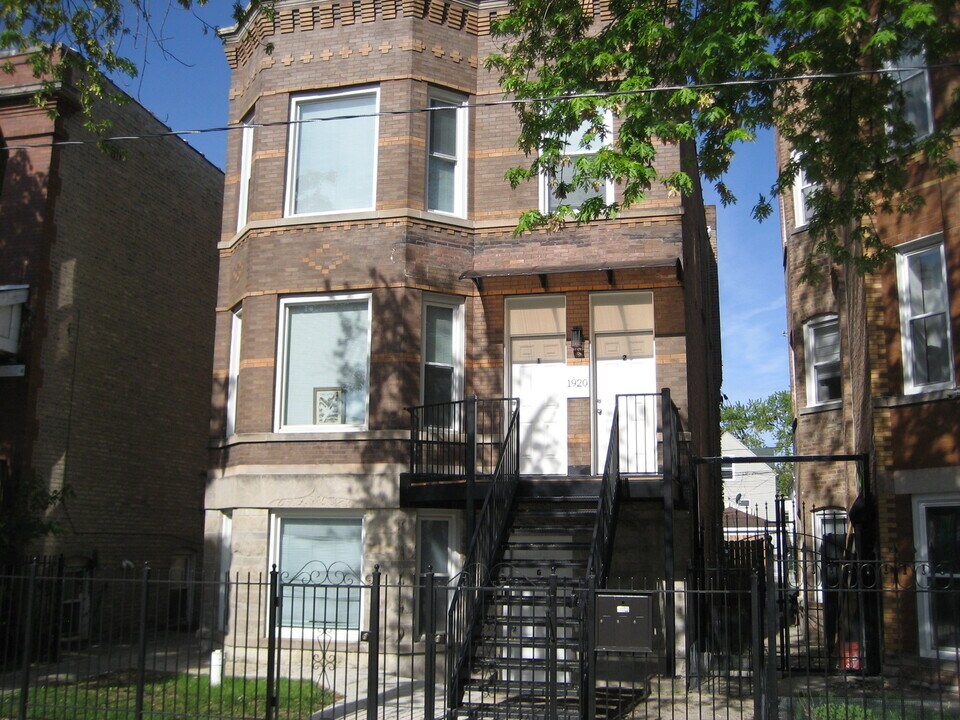 1920 N Keystone Ave in Chicago, IL - Building Photo