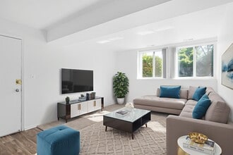 Huntington on the Hill in Westland, MI - Building Photo - Building Photo