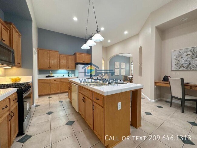 2555 Crestmore Cir in Stockton, CA - Foto de edificio - Building Photo