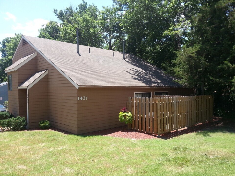 1431-1433 McCain Lane in Manhattan, KS - Building Photo