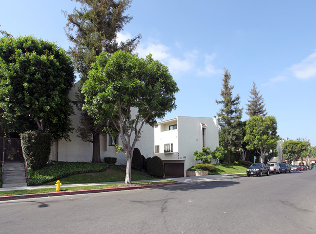 6540 Hayvenhurst Ave in Van Nuys, CA - Building Photo - Building Photo