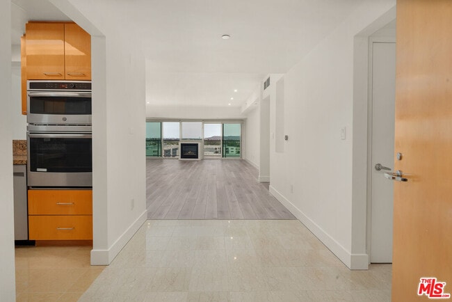 property at 13600 Marina Pointe Dr