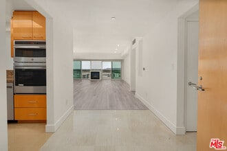 13600 Marina Pointe Dr in Marina Del Rey, CA - Building Photo - Building Photo