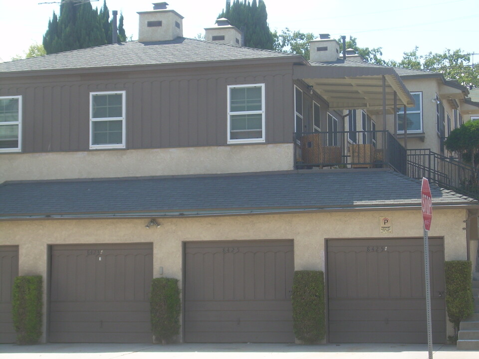 8423 Crenshaw Dr in Inglewood, CA - Building Photo